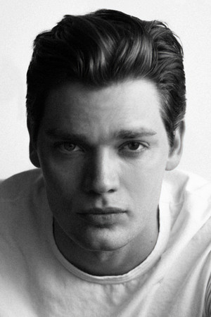 Dominic Sherwood photo
