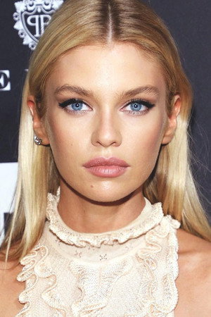 Photo of Stella Maxwell from the Latest Netflix gallery