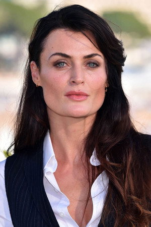 Photo of Lyne Renee from the Latest Netflix gallery