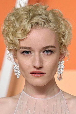 Julia Garner photo