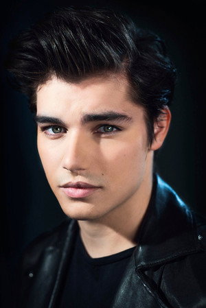 Photo of Anton Ewald from the Latest Netflix gallery