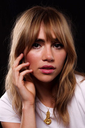 Suki Waterhouse photo