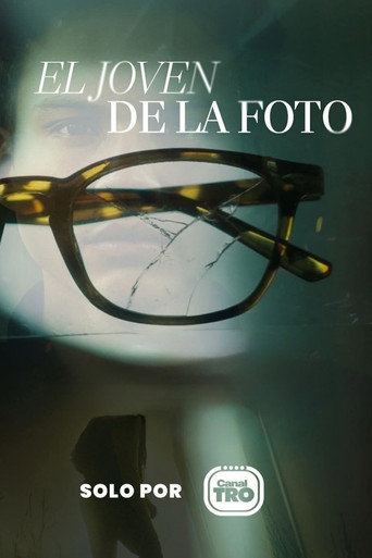 Series poster for El Joven de la Foto (2025)