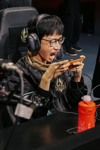 Movie poster for Born to Win: the King Pro League Saga (2020)