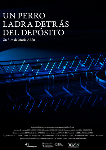 Un perro ladra detrás del depósito poster