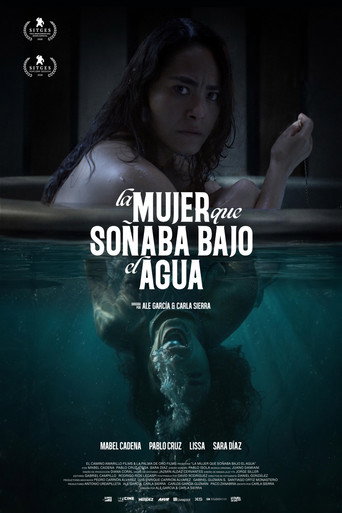 Movie poster for La Mujer que soñaba bajo el agua (2026)