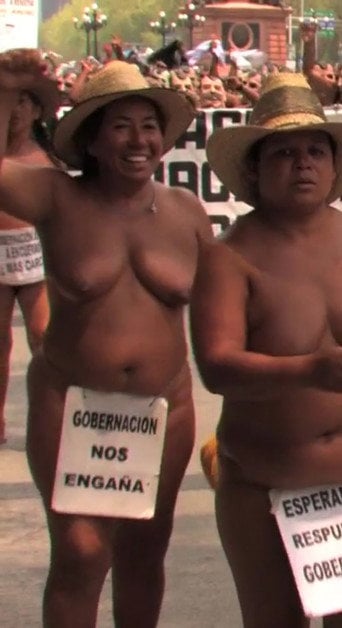 Movie poster for LOS DESNUDOS — Notre corps est une arme (2012)