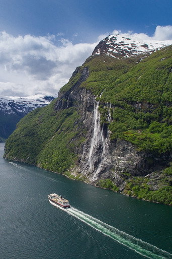 Movie poster for Fjorde, Nordkap und Polarlicht - Norwegens legendäre Hurtigruten (2018)