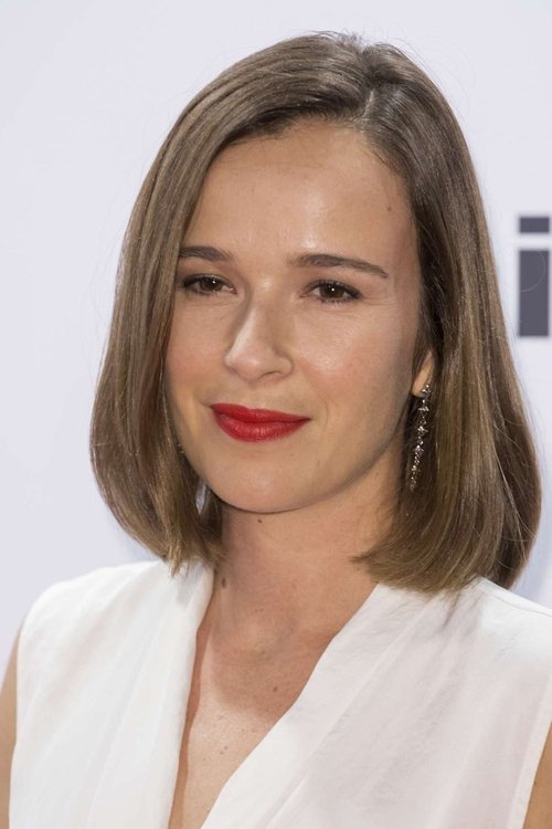 Claire van der Boom profile