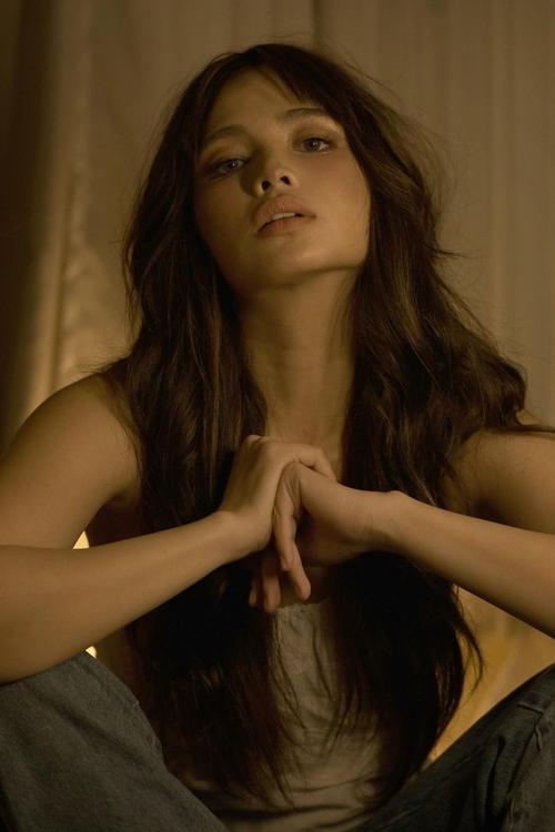 Rhen Escaño profile