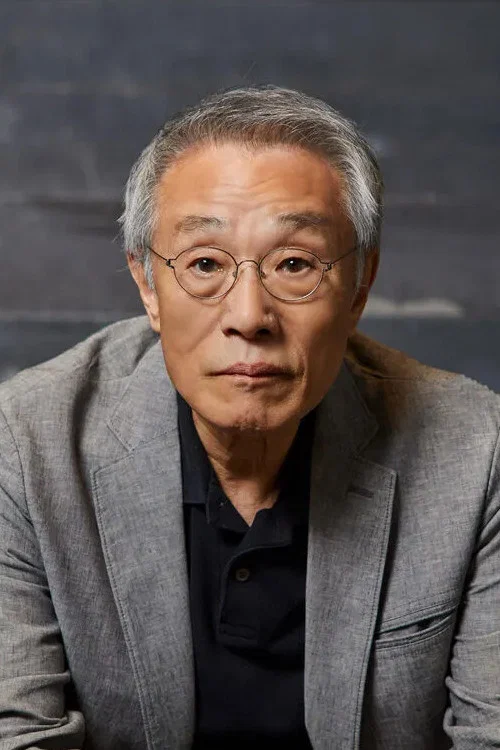 Photo of Hwang Sok-yong, Writing