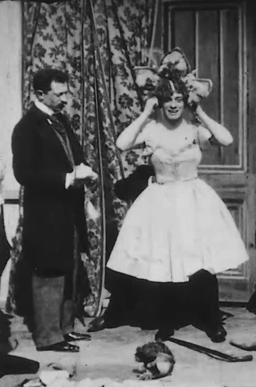 Movie poster for Segreto per vestirsi (con aiuto) (1898)
