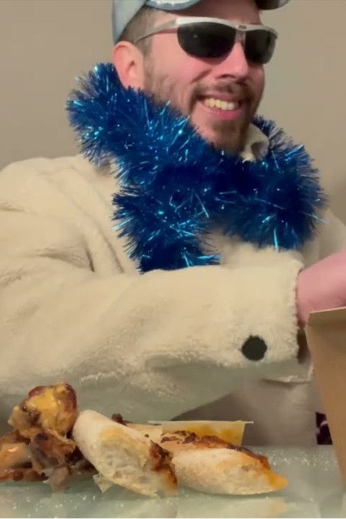 Movie poster for Il se saccage le bide à coups de pizzas et de chicken wings un soir de Noël. (2024)