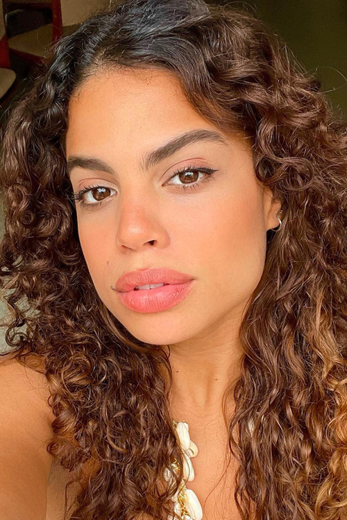 Clara Buarque profile