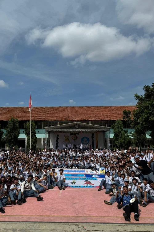 Photo of Siswa-Siswi SMAN 6, Writing