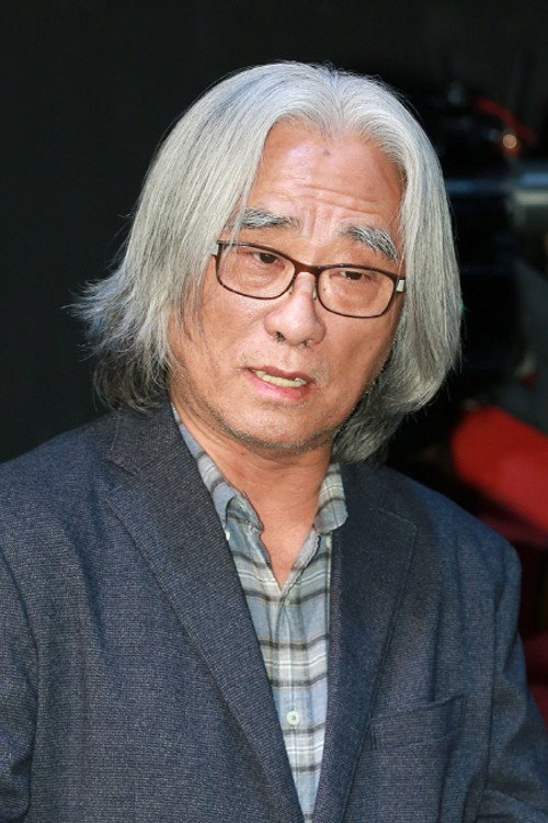 Photo of Lee Yoon-taek, Writing