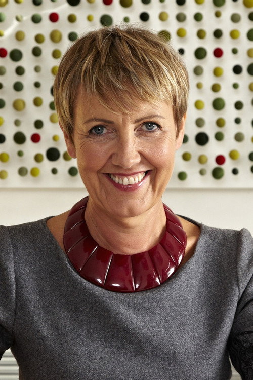 Aggie MacKenzie profile