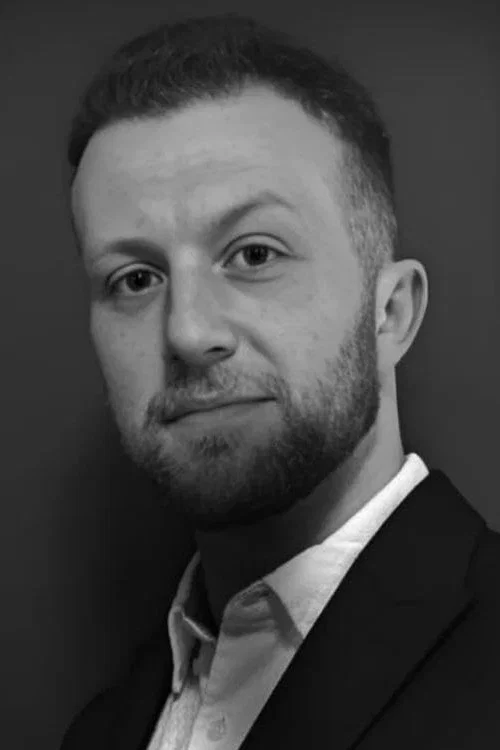Photo of Aaron Deakins, Acting