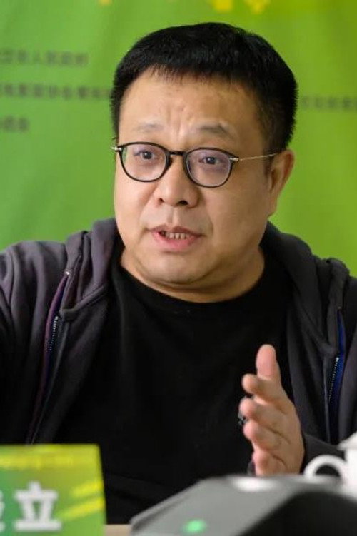 Photo of Guo Junli, Writing