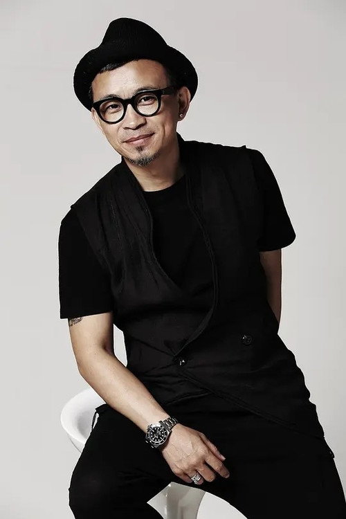Photo of Leo Zhang, Writing