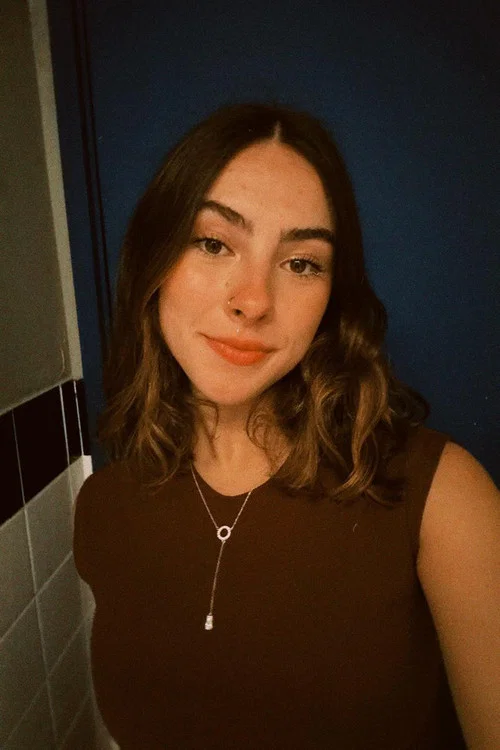 Photo of Larissa Freitas, Writing