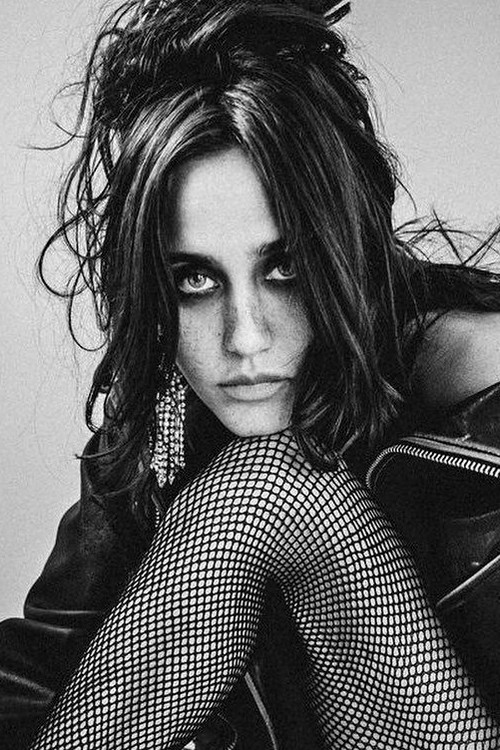 Jesse Jo Stark profile