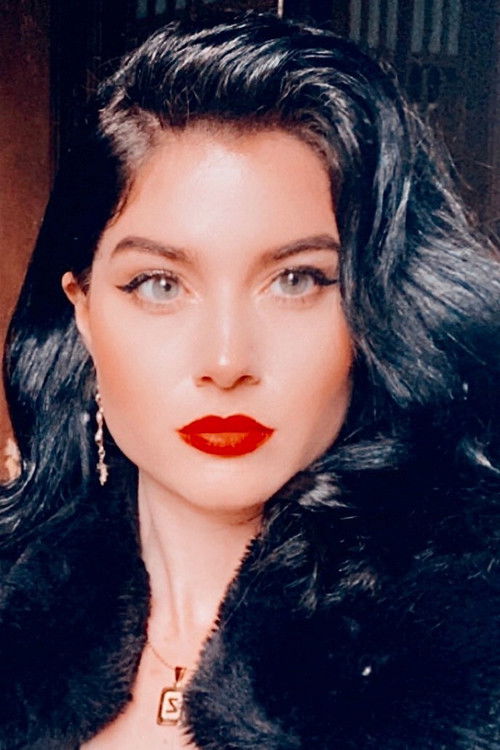 Evelyn Hollow profile