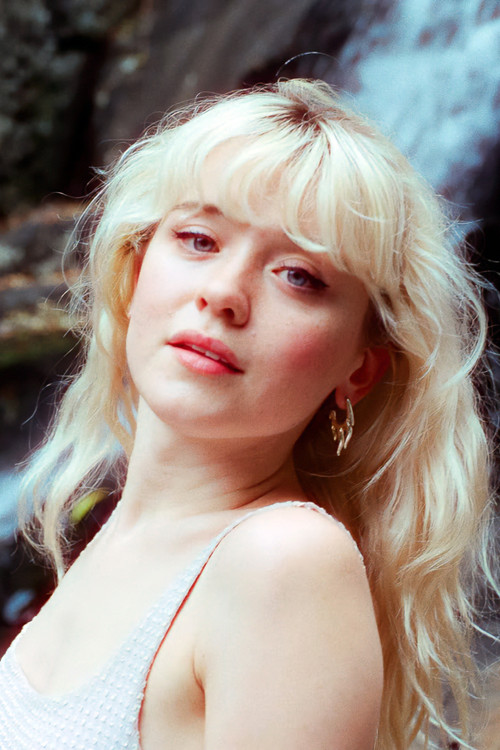 Maisie Peters profile