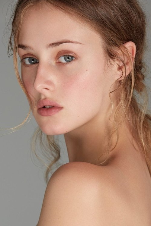 Anna van Patten profile