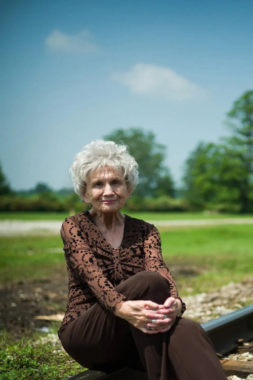 Photo of Alice Munro, Writing