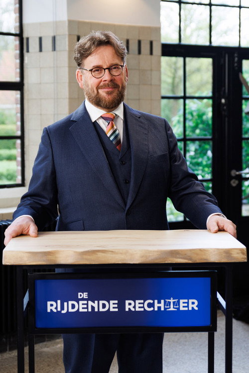 Series poster for De Rijdende Rechter (2024)