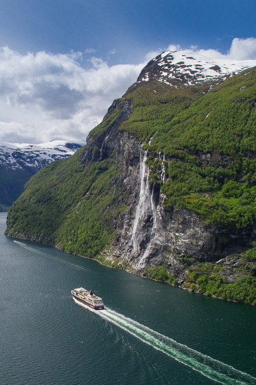 Movie poster for Fjorde, Nordkap und Polarlicht - Norwegens legendäre Hurtigruten (2018)