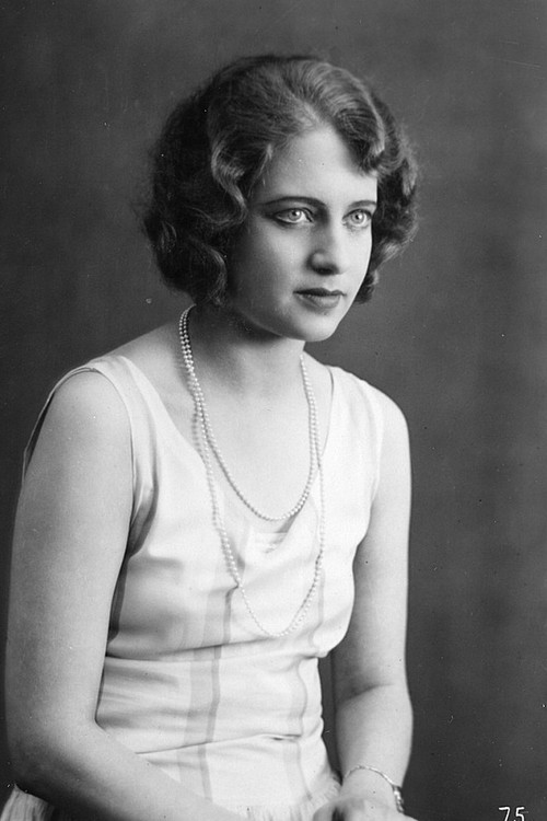 Photo of Iris Knape, Acting