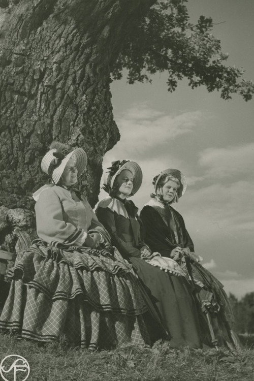 Movie poster for Tant Grön, Tant Brun och Tant Gredelin (1947)