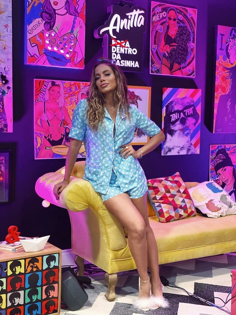 Anitta Dentro da Casinha poster background