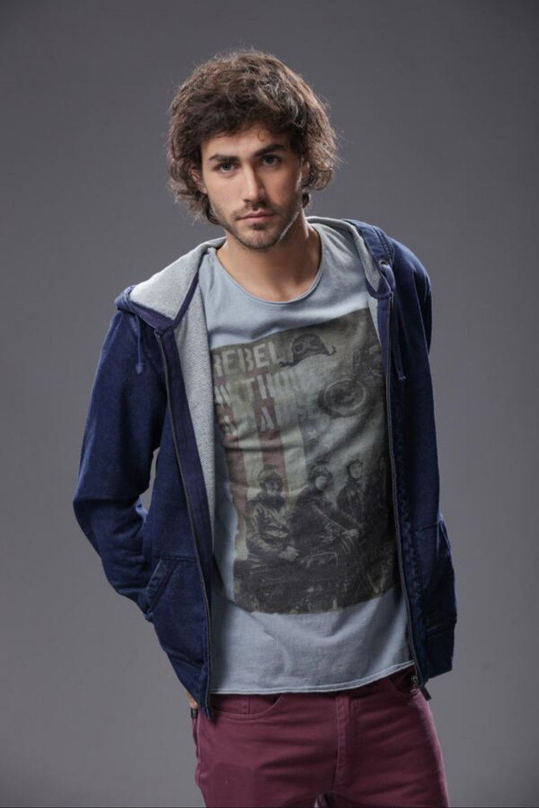 Vuelve Temprano poster background