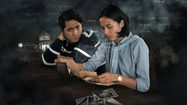 A close-up of Dasiyah’s hands rolling a kretek, the cloves and tobacco spilling between her fingers like dark sand