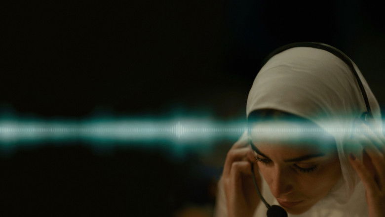 The digital waveform on the call center screen