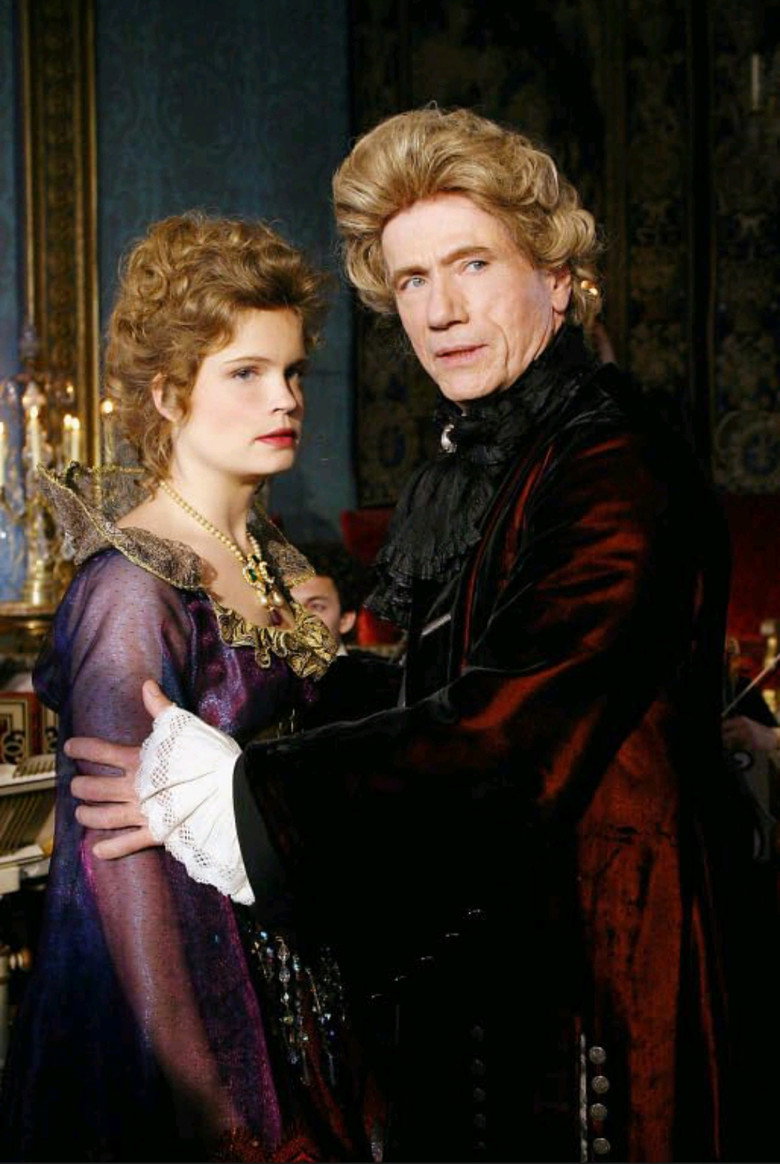 Julie, chevalier de Maupin poster background