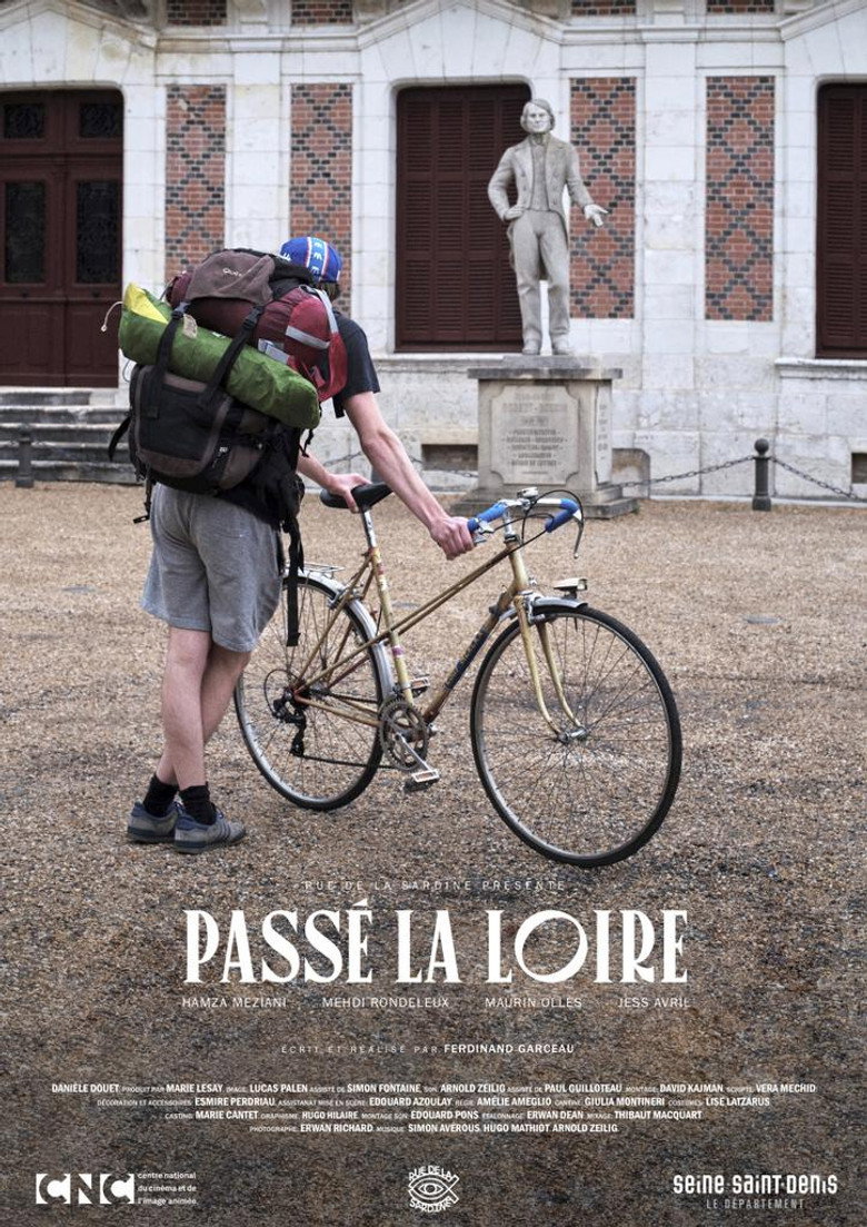Passé la Loire poster background