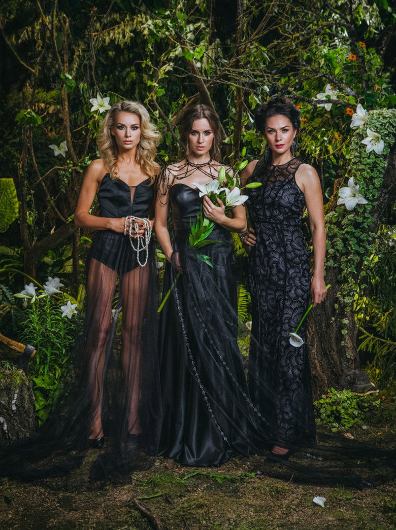 Juodosios našlės poster background