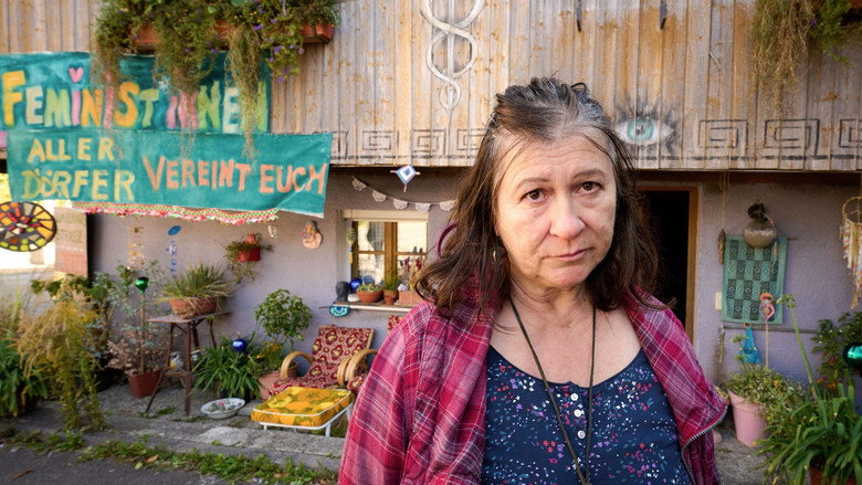Rudi and Franz arguing in the classic Bavarian police office